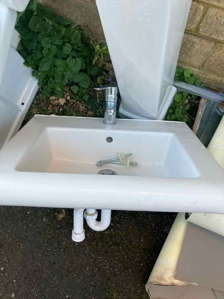 Photo of free toilet, sink, pedestal and tap (Minchinhampton) #2