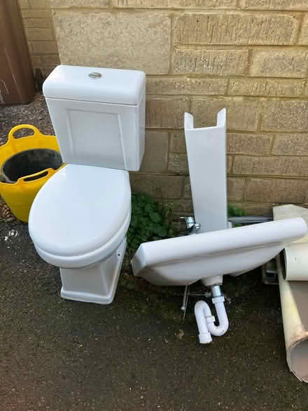 Photo of free toilet, sink, pedestal and tap (Minchinhampton) #1