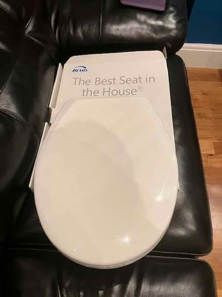 Photo of free Toilet seat. (Oakwood Park N14) #1