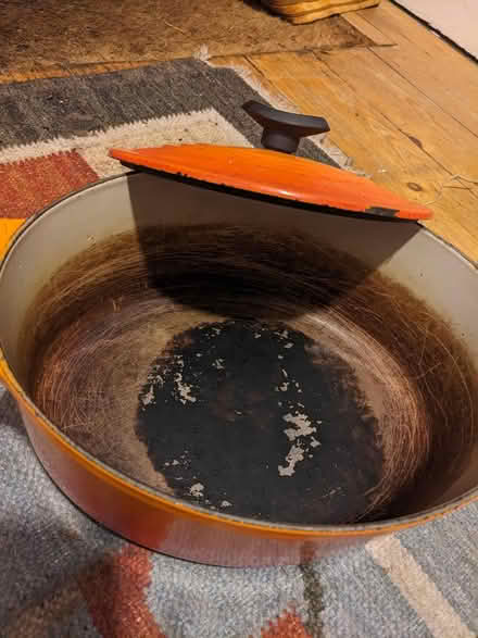 Photo of free Cooking pot, slight damage (Handsworth B20) #3
