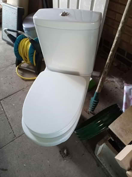 Photo of free toilet and basin (Countesthorpe) #1