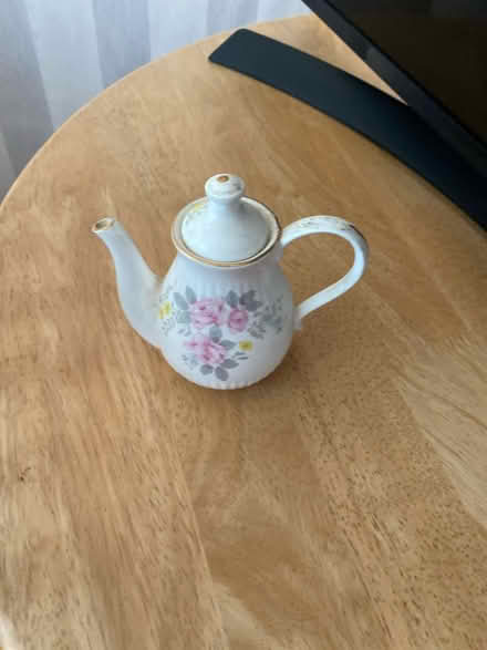 Photo of free Teapots and jugs (B29) #4