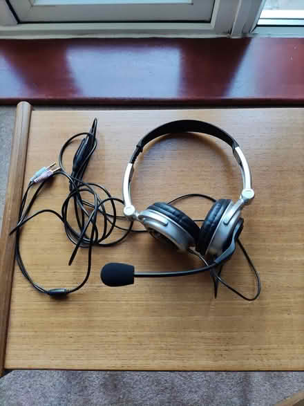 Photo of free Headphones and microphone (AL4) #1