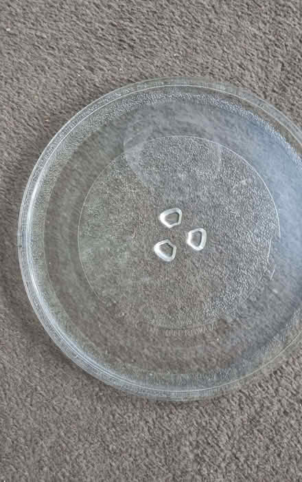 Photo of free glass turning plate for microwave oven (West Byfleet KT15) #1