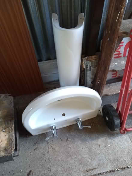 Photo of free toilet and basin (Countesthorpe) #2