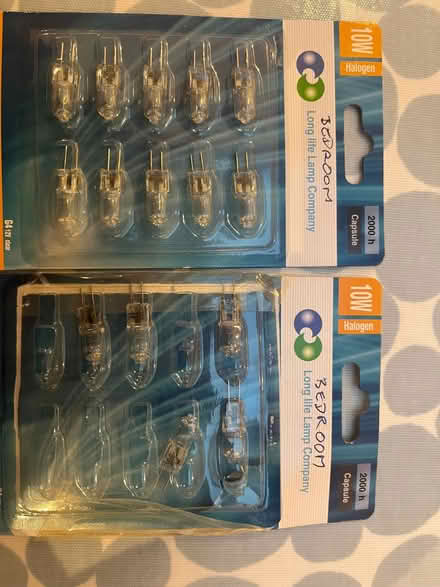 Photo of free Ceiling mounted light fitting plus spare bulbs (Streatham SW16) #4