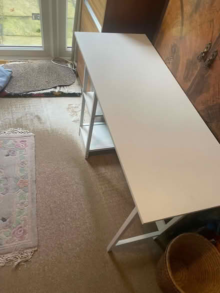Photo of free White desk (N5 Highbury) #3