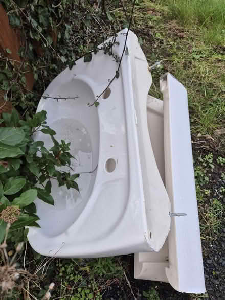 Photo of free White Sink (WR5) #1