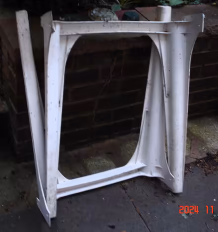 Photo of free White plastic garden table (sidcup DA15) #1