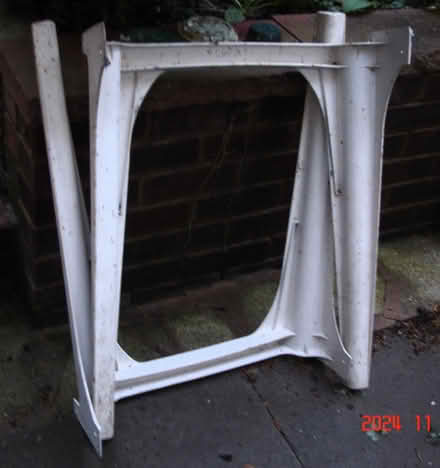 Photo of free White plastic garden table (sidcup DA15) #1