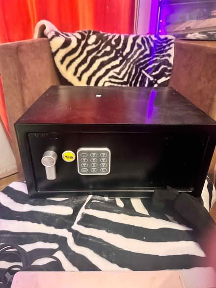 Photo of free Yale safe with alarm and key (SE1) #1
