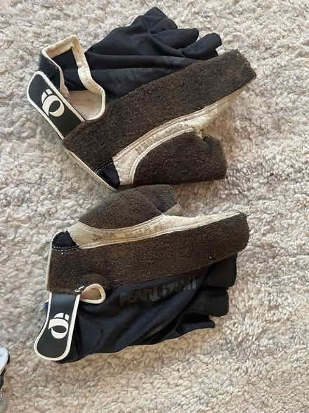 Photo of free Cyclist Gloves/Guantes de ciclismo (Petworth) #2