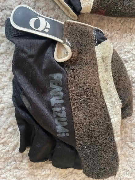 Photo of free Cyclist Gloves/Guantes de ciclismo (Petworth) #3