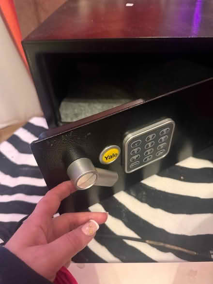 Photo of free Yale safe with alarm and key (SE1) #3