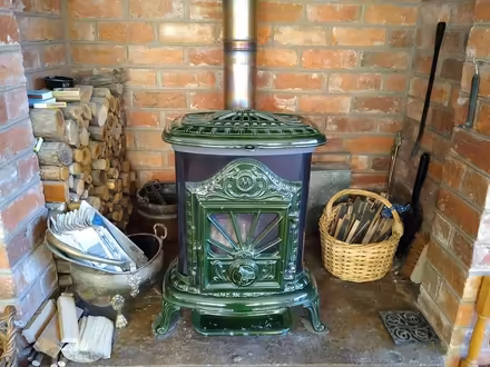 Photo of free (Worn out) log burning stove (Cleedownton SY8) #1