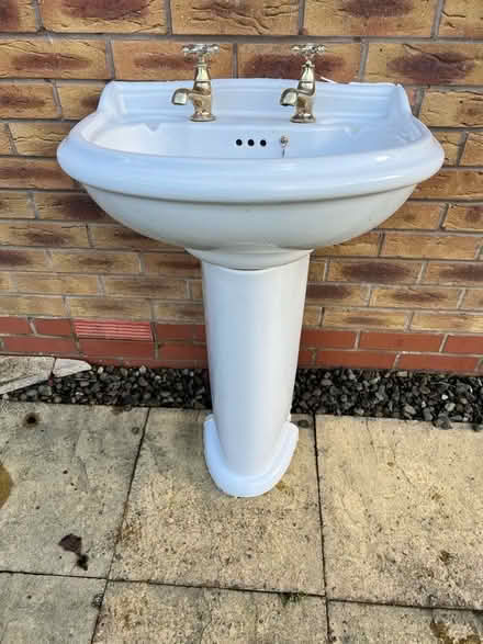 Photo of free Wash basin and pedestal (Norton LD8) #1