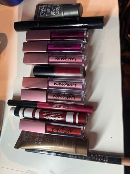 Photo of free Lip sticks, eye liner (Se6 2pt) #1