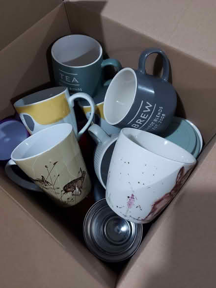 Photo of free Box of assorted mugs (Rockgreen SY8) #1