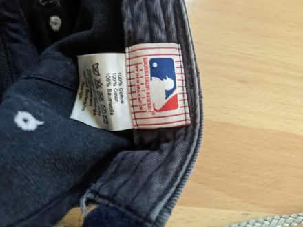 Photo of free NY Yankees cap and drawstring bag (Banstead SM7) #2
