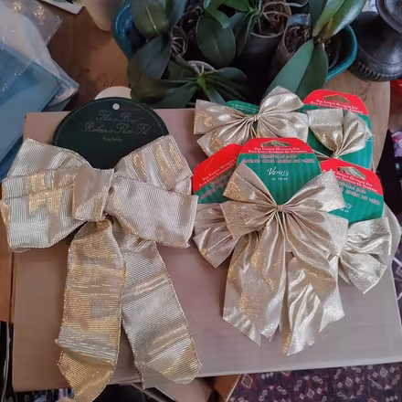 Photo of free Seasonal decor 3 gold (Trinity Bellwoods) #1