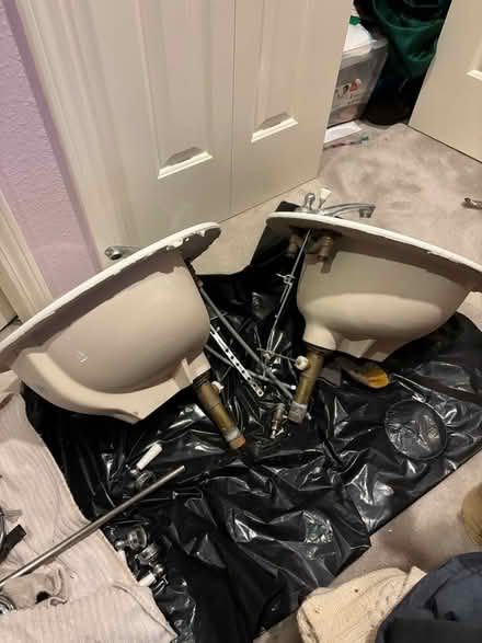 Photo of free 2 white sinks (Lake Oswego (Lake Oswego (SW Portland)) #1