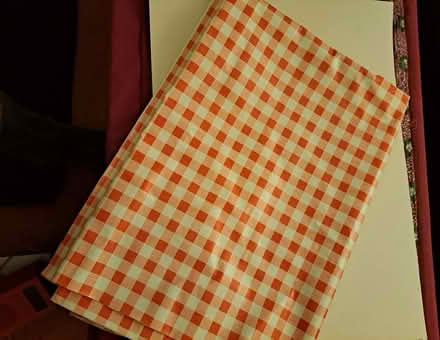 Photo of free wipeable table covering (Newtown RG1) #1