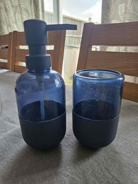 Photo of free Bathroom set (HA3 Harrow) #2