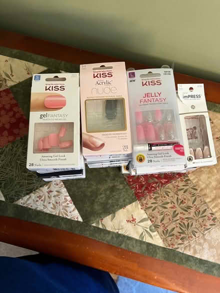 Photo of free assorted glue on/press on nails (Wood Ridge) #1