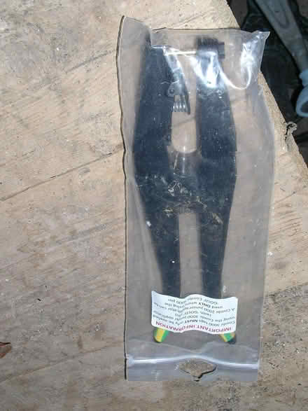 Photo of free cattle eartag applicator (Much Cowarne HR7) #1