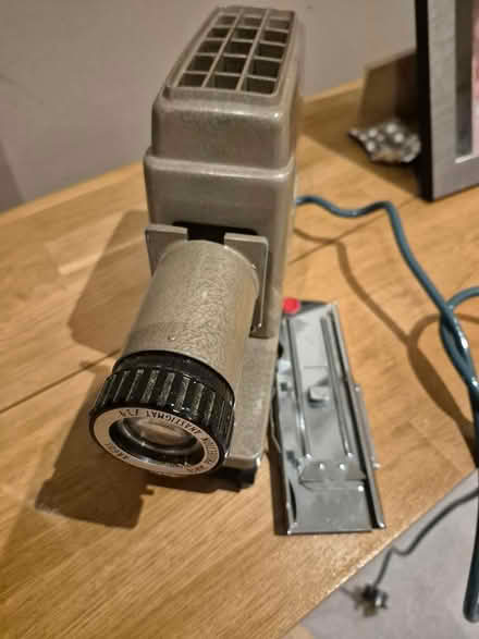 Photo of free Vintage 35mm slide projector (Teddington TW11) #2