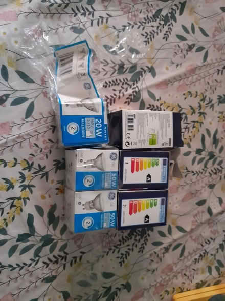 Photo of free SPOTLIGHT BULBS GU10 Halogen 6 off (SN1 old town swindon) #1