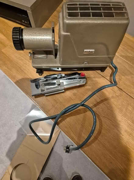 Photo of free Vintage 35mm slide projector (Teddington TW11) #1
