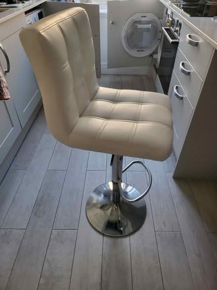 Photo of free White bar stool (Chiswick W4 4LP) #2