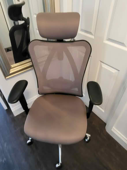 Photo of free Grey Desk Chair (Sihoo) (Chiswick W4 4LP) #3