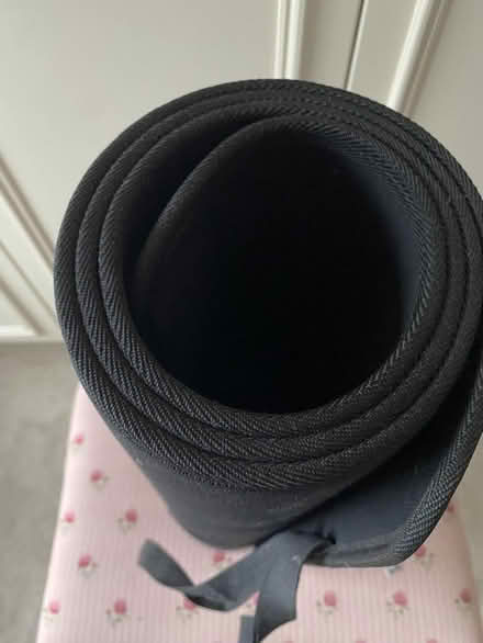 Photo of free black yoga mat (SW15) #1
