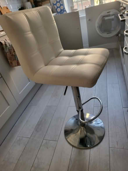 Photo of free White bar stool (Chiswick W4 4LP) #1