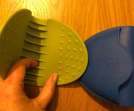Photo of free 2 x silicone oven mitts (Stoke Gifford BS34) #2