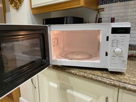 Photo of free Small Microwave (700 watt) (Selsdon CR2) #3
