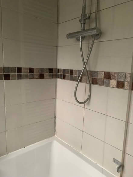 Photo of free Shower screen vgc (Bottesford NG13) #1