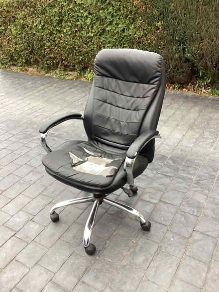 Photo of free Desk chair (Wallingford) #1