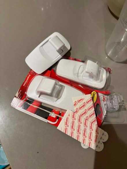 Photo of free 3M Command wall hooks (Se2) #1