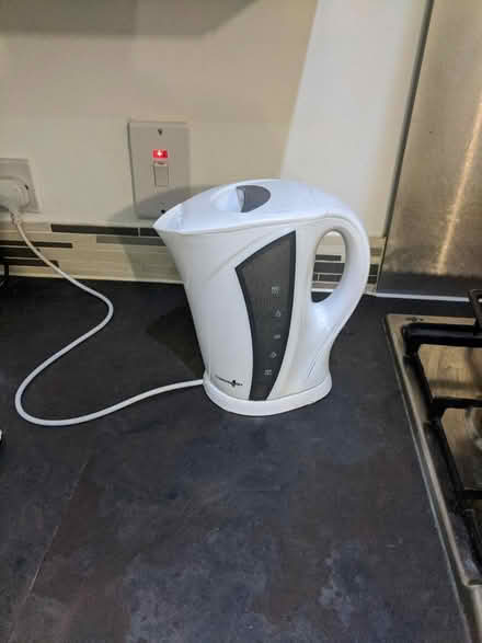 Photo of free White kettle (E13) #1