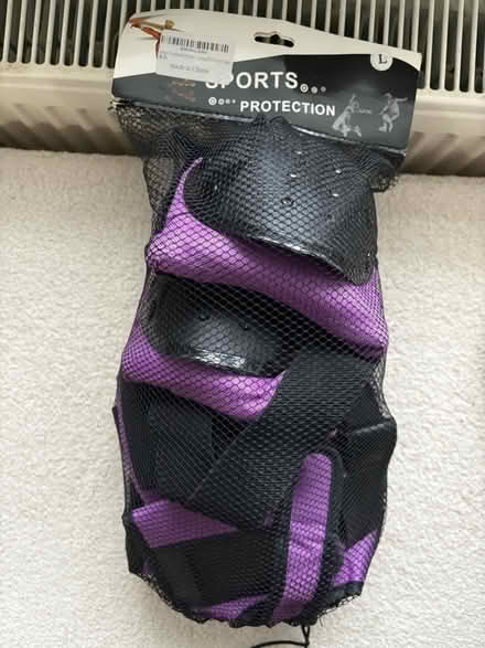 Photo of free Knee, elbow pads & wrist straps (CT8 8bf) #2