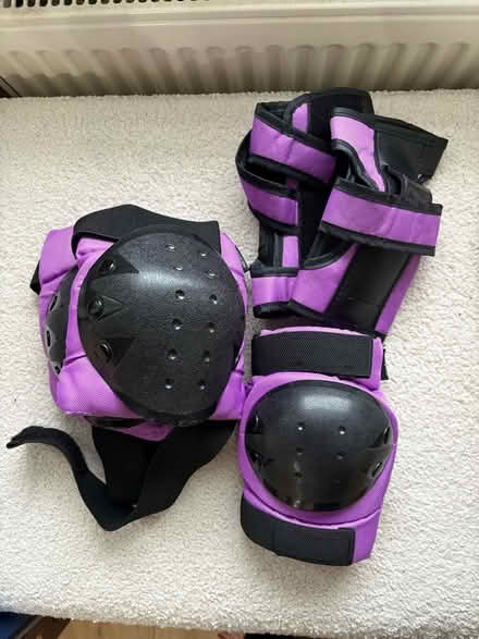Photo of free Knee, elbow pads & wrist straps (CT8 8bf) #1