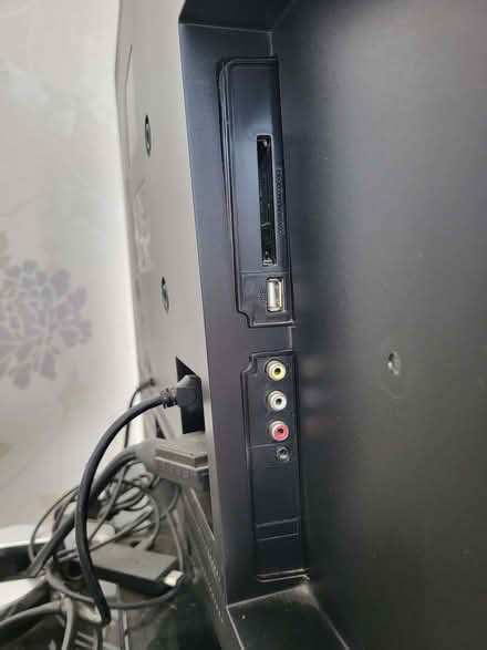 Photo of free 32" Toshiba TV (Cashes Green GL5) #3