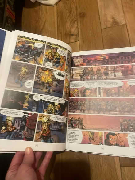 Photo of free 2 French graphic novels (E8) #2