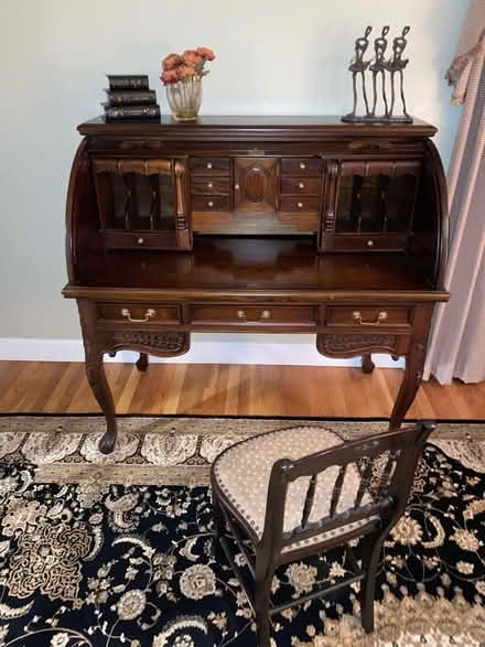 Photo of free Desk and chair (Near Hudson line) #1