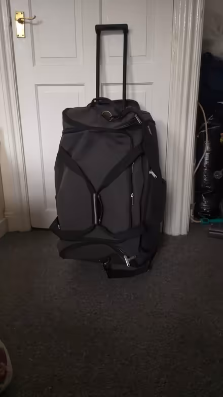 Photo of free Dark grey holdall (DN21, Gainsborough) #2