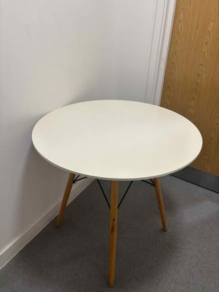 Photo of free White table 80 cm in diameter (Croydon CR7) #1