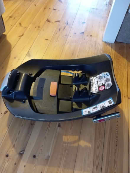 Photo of free Baby car seat for baby and base isofix (Cutteslowe OX2) #3